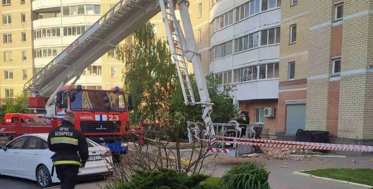 Спасатели на месте происшествия
