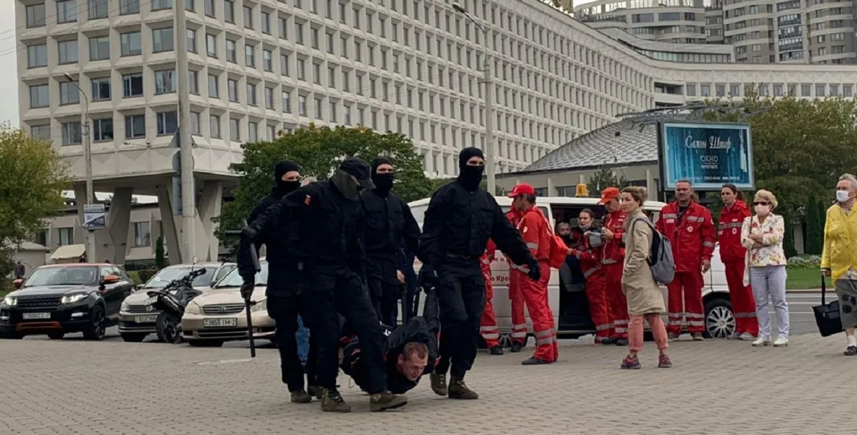 Задержание протестующего в Минске в 2020-м
