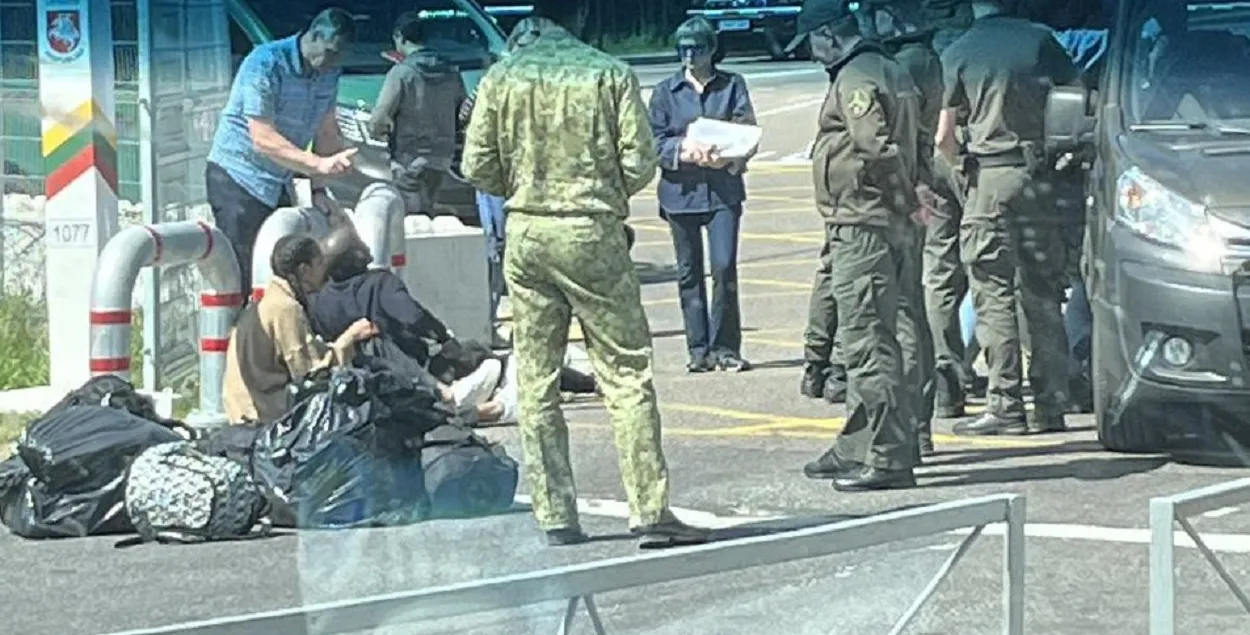 Яны стаялі і сядзелі на праезнай частцы ў пункце пропуску
