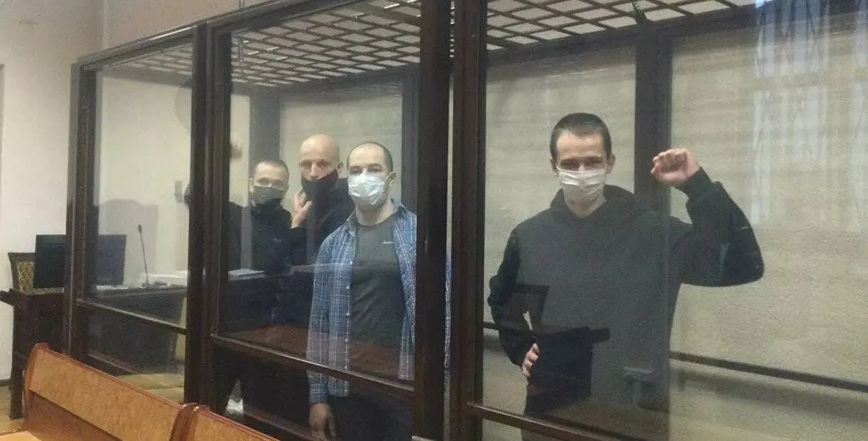 Анархісты Дзмітрый Дубоўскі, Ігар Аліневіч,&nbsp;Дзмітрый Рэзановіч і Сяргей Раманаў у судзе.
