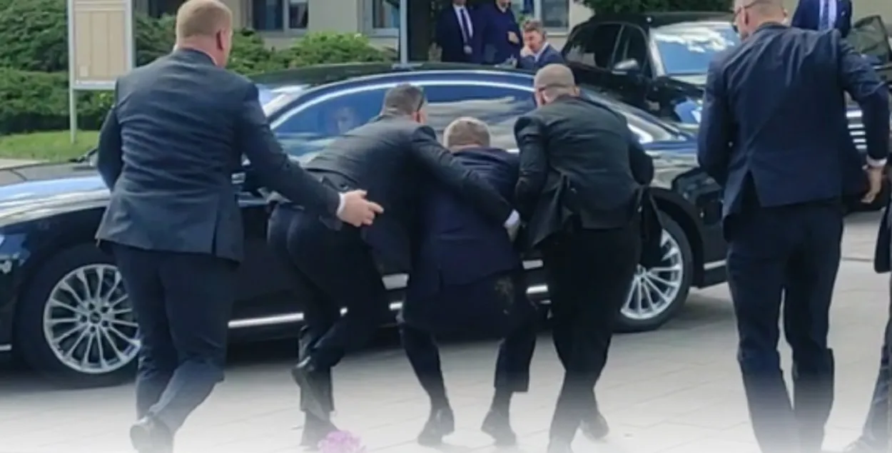Праз секунды пасля замаху на прэм'ер-міністра Славакіі
