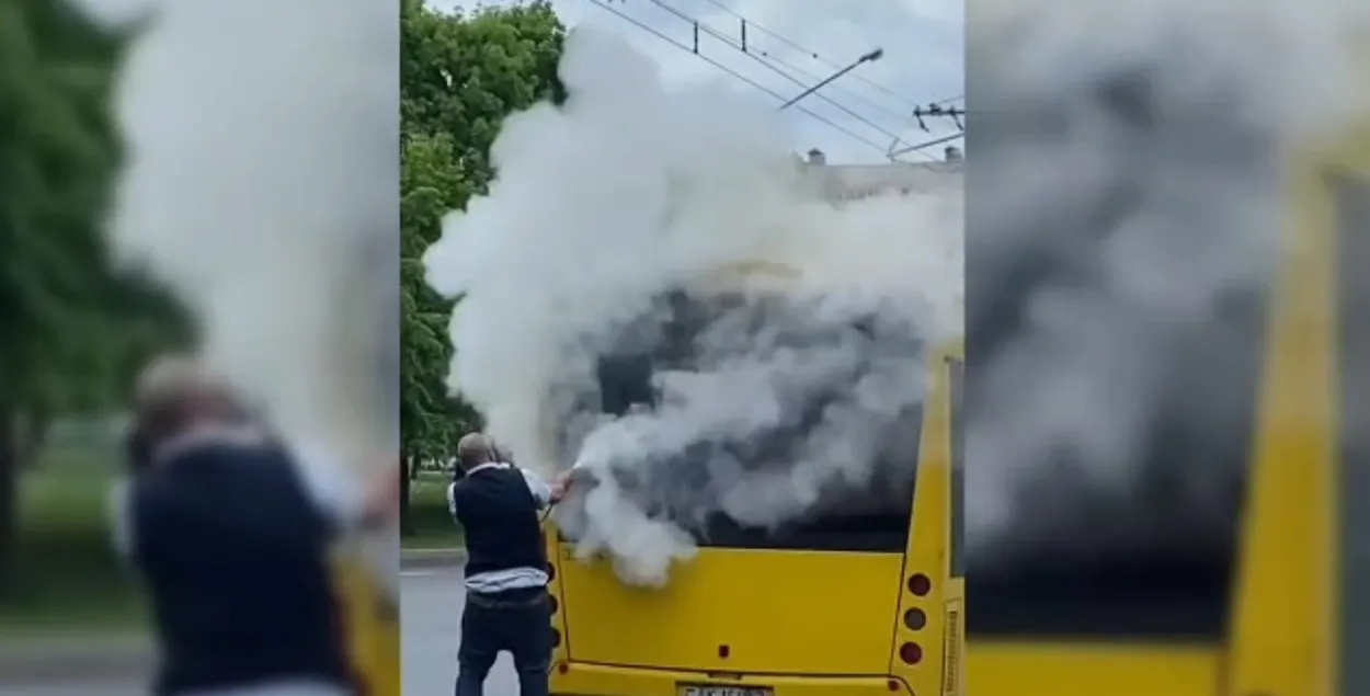Гарыць аўтобус МАЗ
