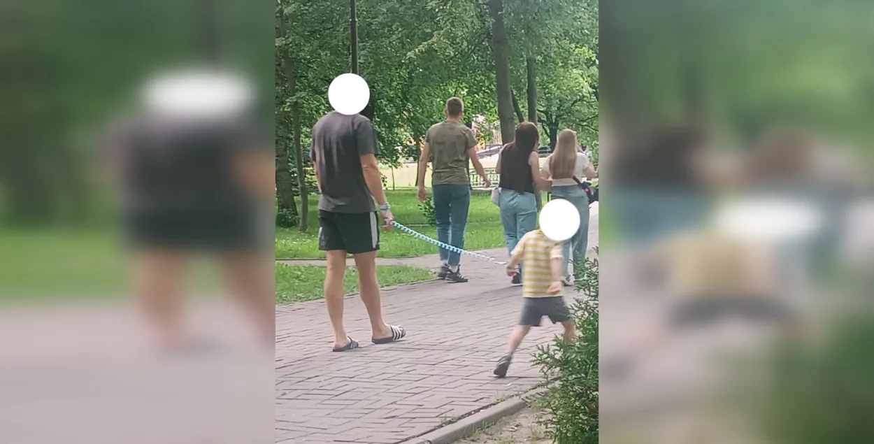 Ребенок на поводке
