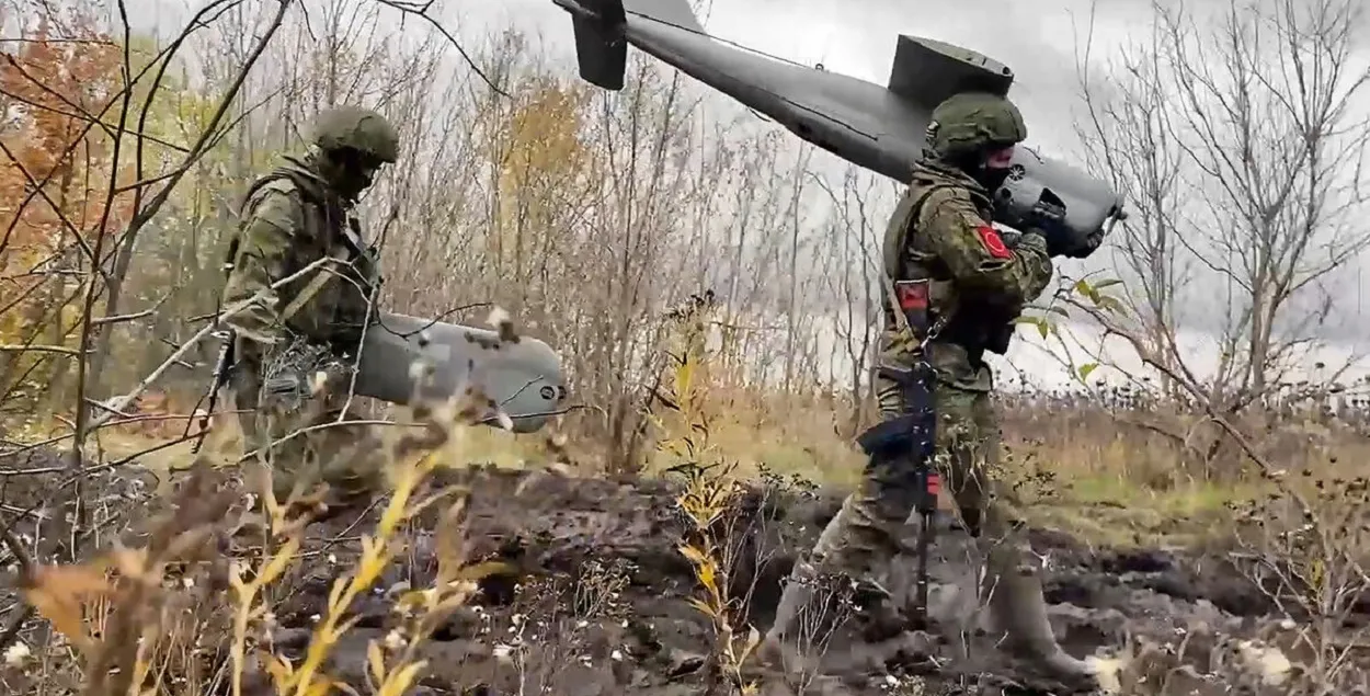Расійскія вайскоўцы з беспілотнікам
