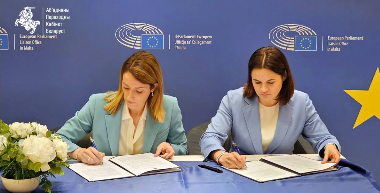 Дакумент падпісалі спікерка Еўрапарламента Раберта Метсола і Святлана Ціханоўская
