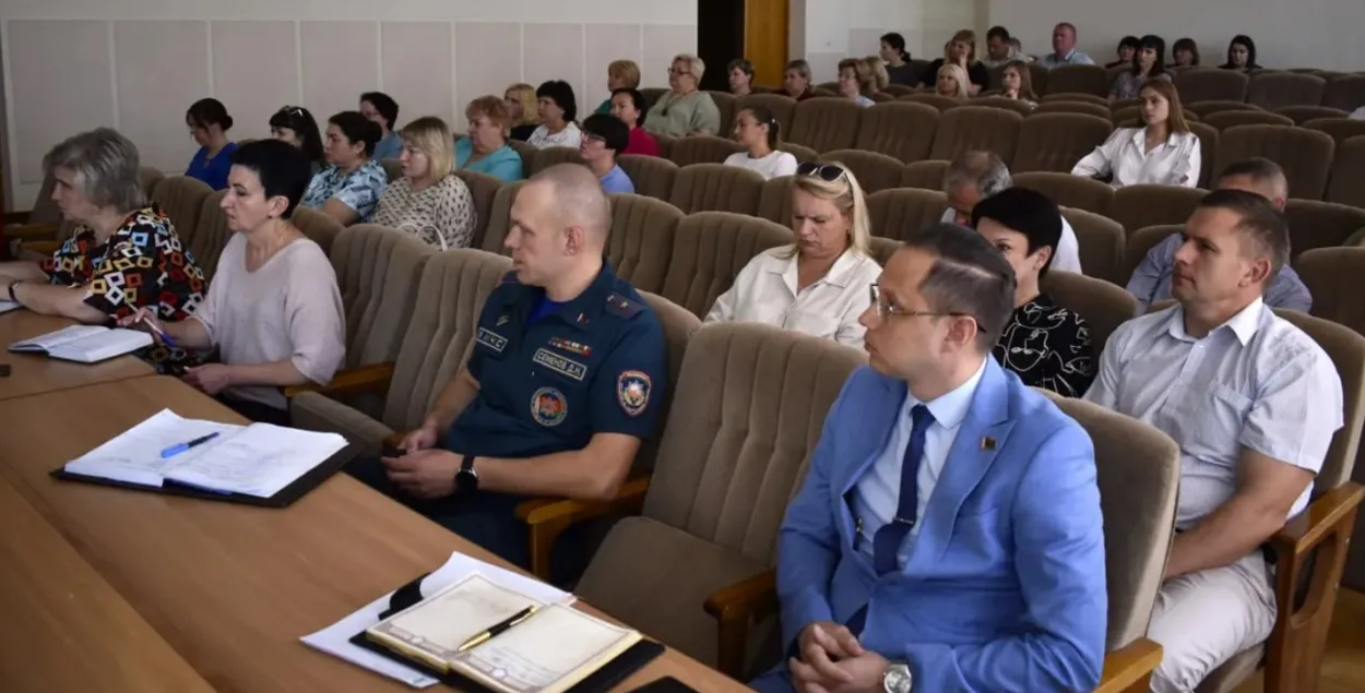 Удзельнікі нарады слухаюць вынікі сацапытання
