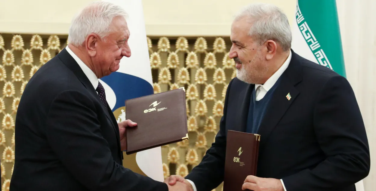 Михаил Мясникович и иранский министр промышленности Аббас Али-Абади во время подписания Соглашения&nbsp;о свободной торговле между ЕАЭС и Ираном
