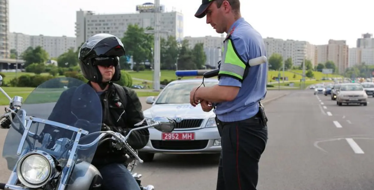 Супрацоўнік ДАІ правярае дакументы
