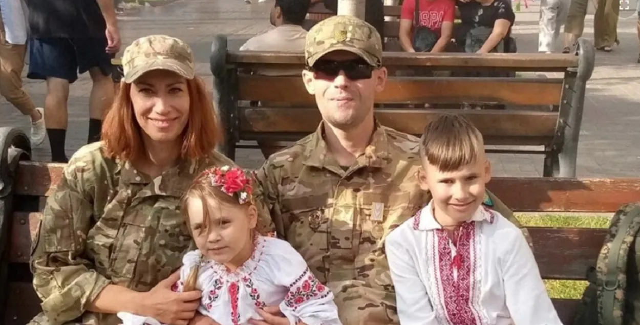 Алена Гергель і Васіль Парфянкоў са сваімі дзецьмі
