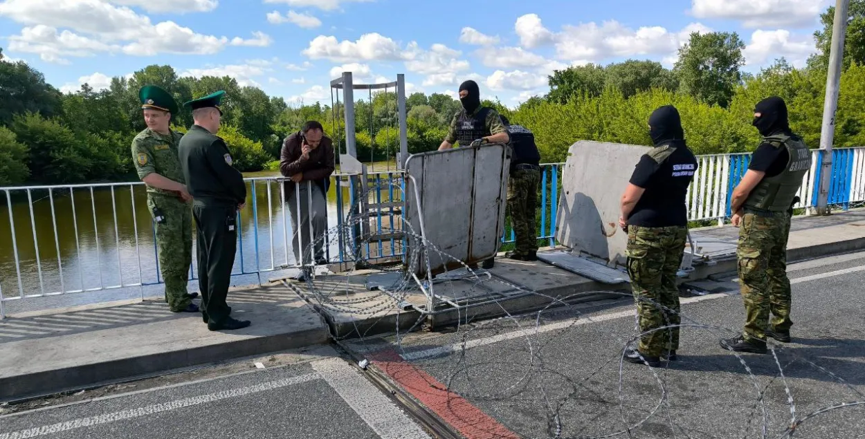 Дзмітрый Смактуновіч на мосце паміж Польшча і Беларуссю
