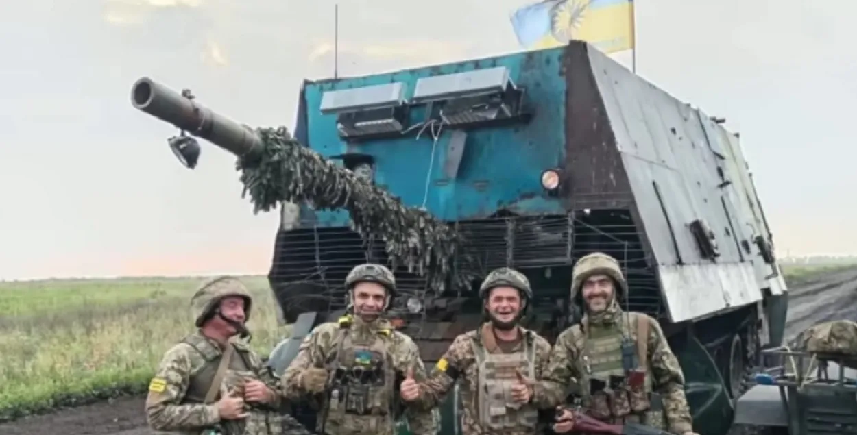 Украинские военные возле захваченного танка
