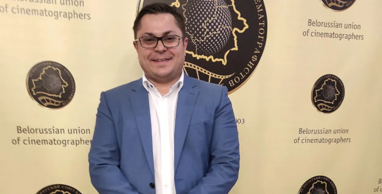 Евгений Арендаревич на фоне логотипа Белорусского союза кинематографистов
