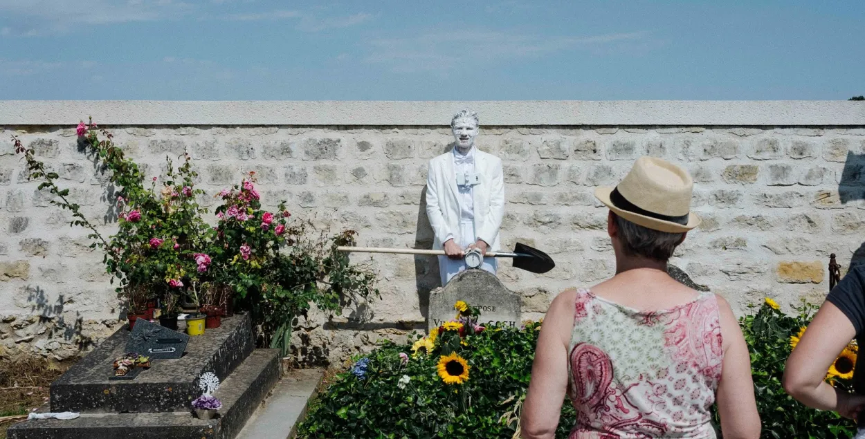 Alexei Kuzmich during a performance near Van Gogh's grave
