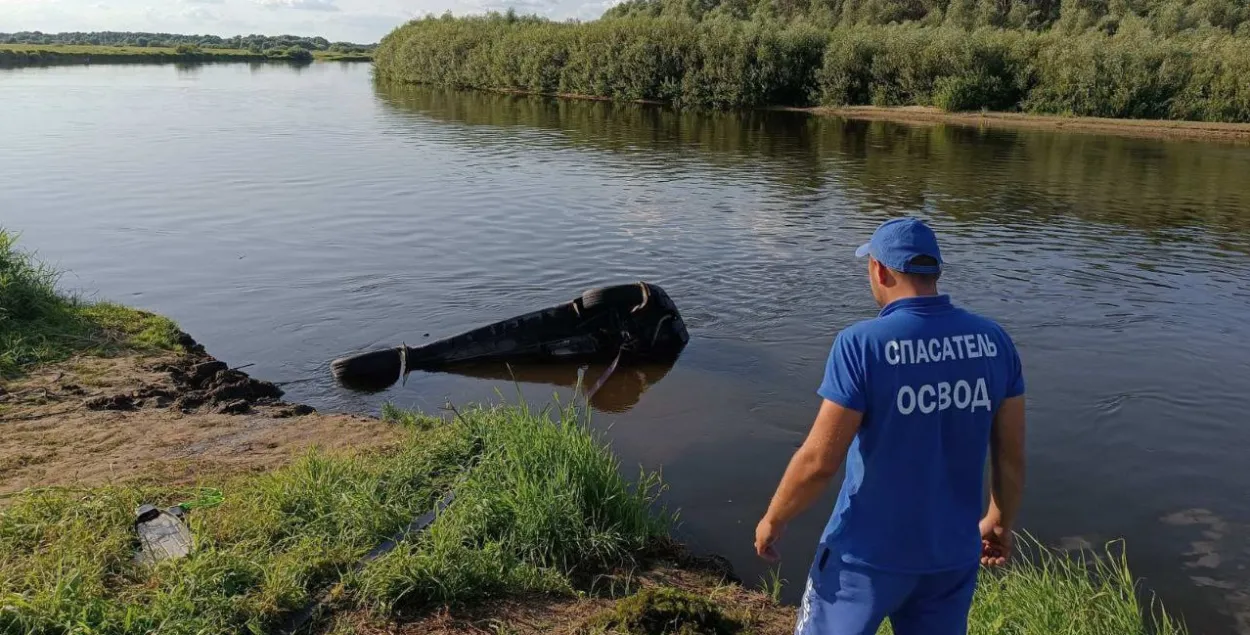 Аўтамабіль з'ехаў у раку Сож
