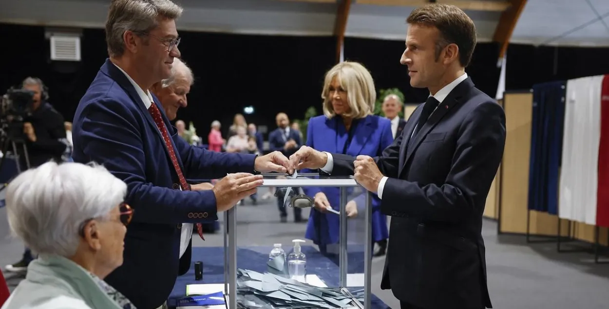 Макрон голосует на парламентских выборах во Франции
