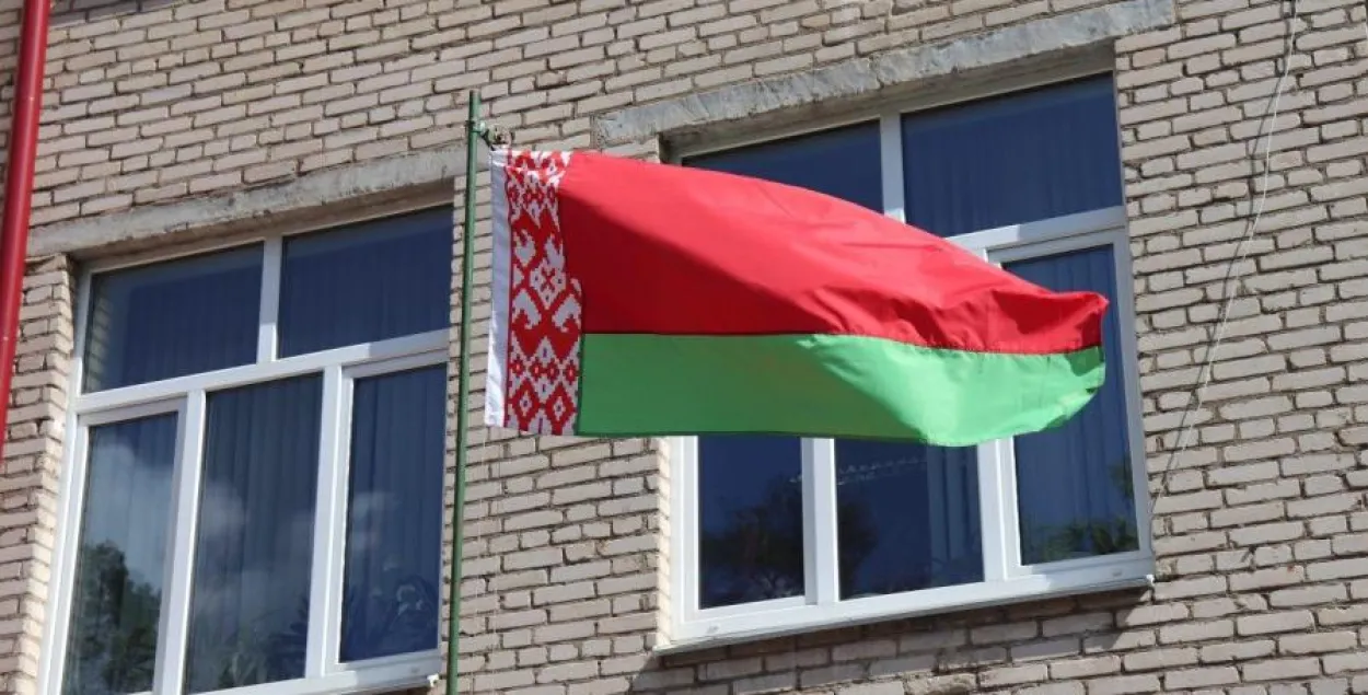 Чырвона-зялёны сцяг на адміністрацыйным будынку, ілюстрацыйнае фота
