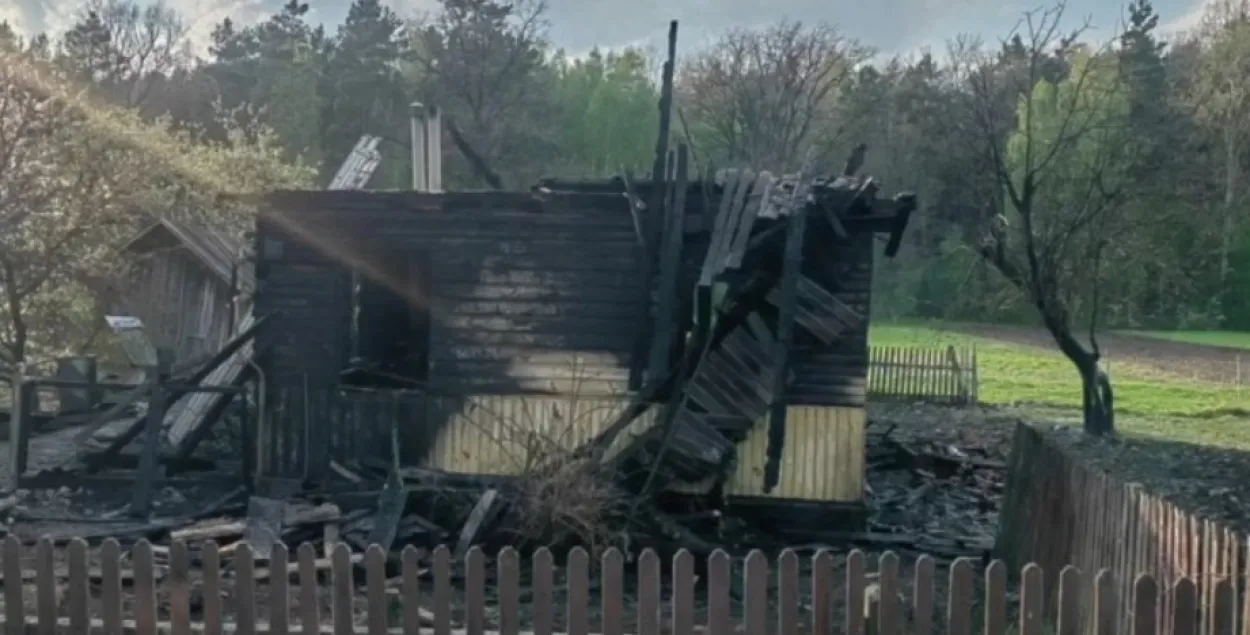 На пажары ў вёсцы Ястрабель загінула 4 дзяцей
