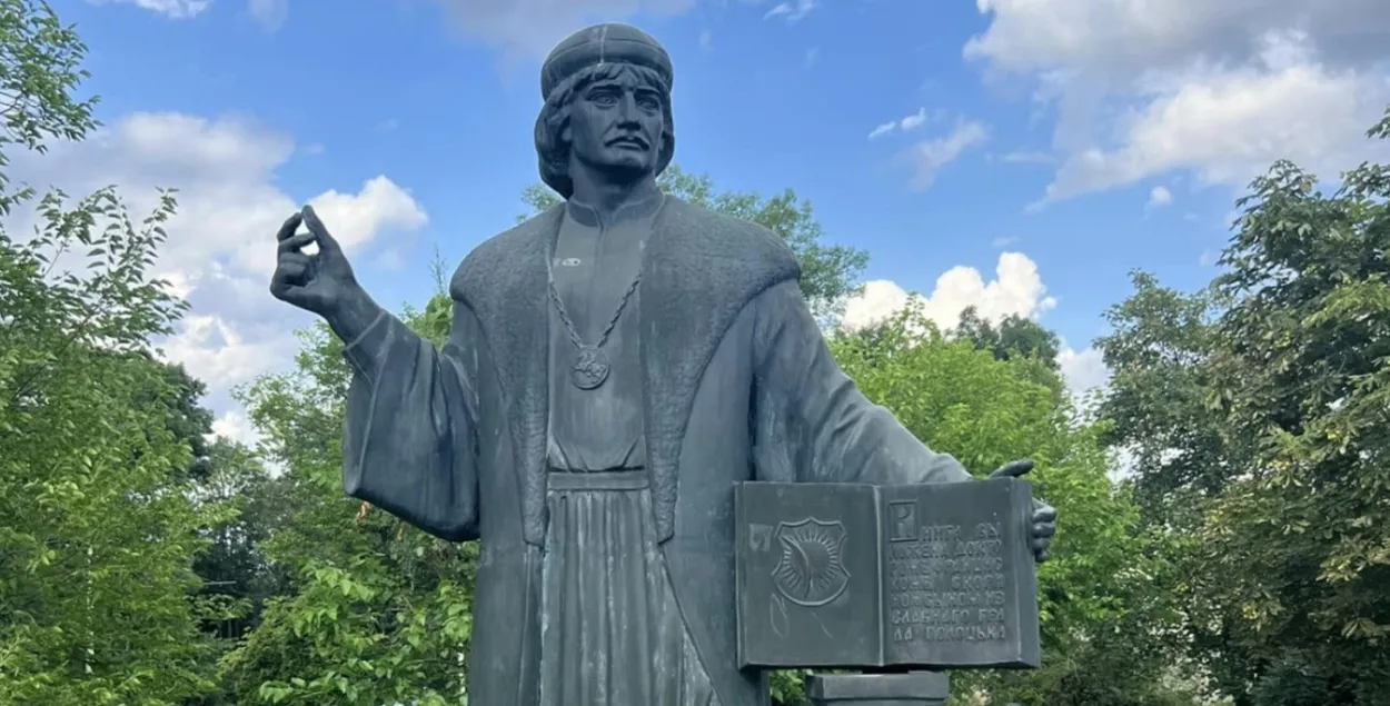 Памятник в пражских Градчанах
