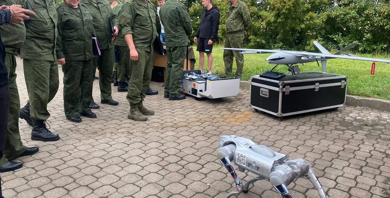 Робот-собака и командиры минской теробороны
