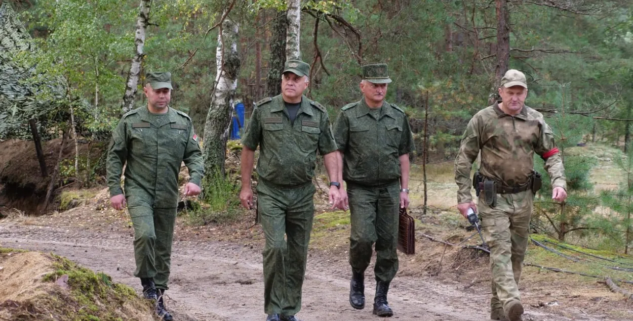 На прошлой неделе войска возле границы с Украиной инспектировал госсекретарь Совбеза Александр Вольфович
