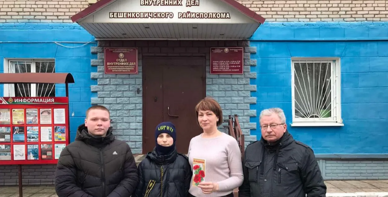 Немногочисленные участники "военно-патриотического клуба "Патриот" пришли поздравить милиционеров в Бешенковичах
