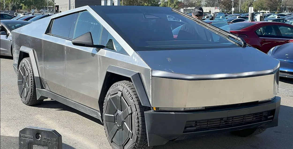 Серийный Cybertruck на парковке завода Tesla во Фремонте
