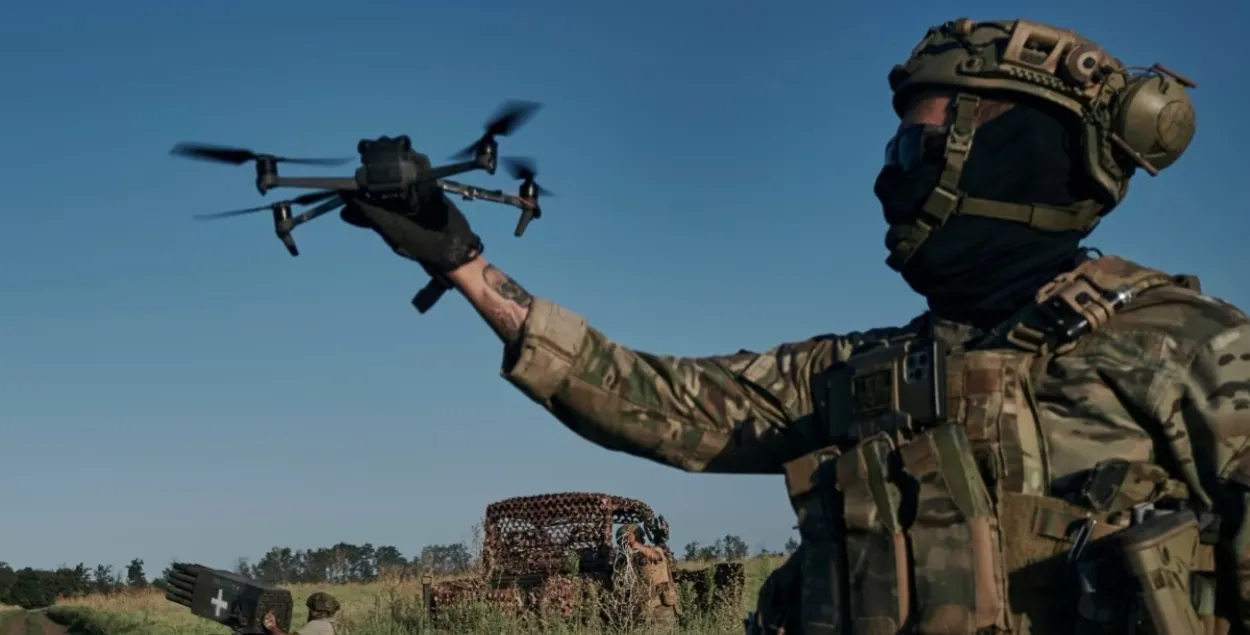 Украинский военный с дроном
