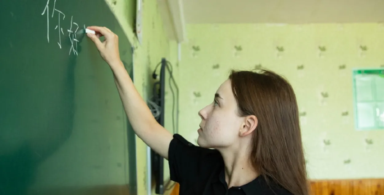 Молодая учительница знает 8 тысяч китайских иероглифов

