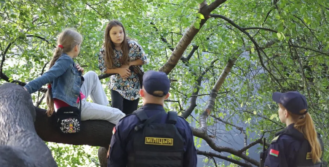 Міліцэйскі патруль у парку Горкага
