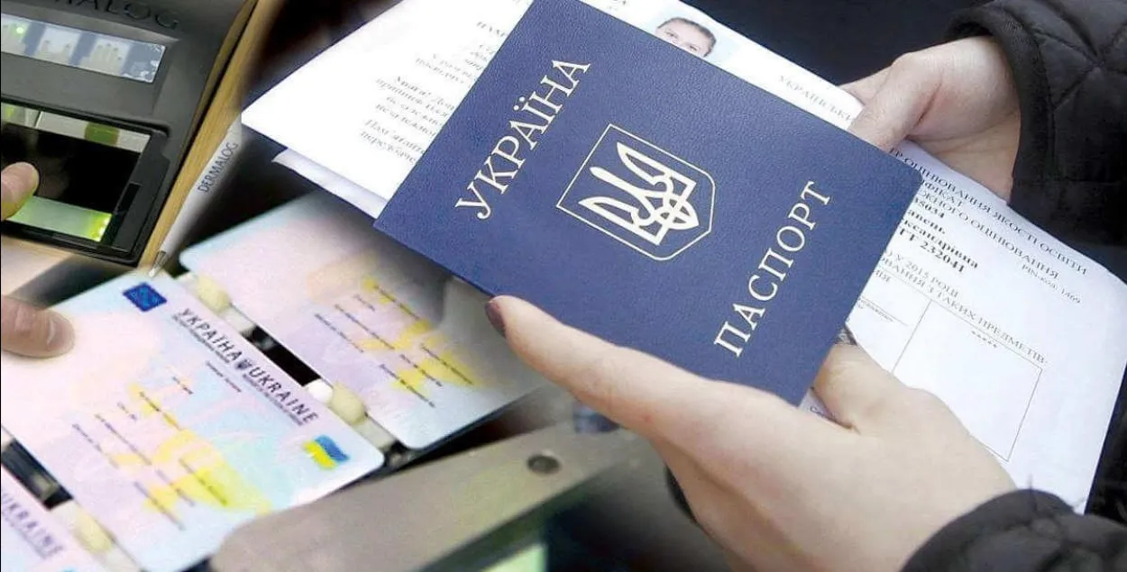 Сярод "рэчдокаў", якія канфіскавалі ў затрыманага мужчыны — пашпарты Украіны і ЗША.
