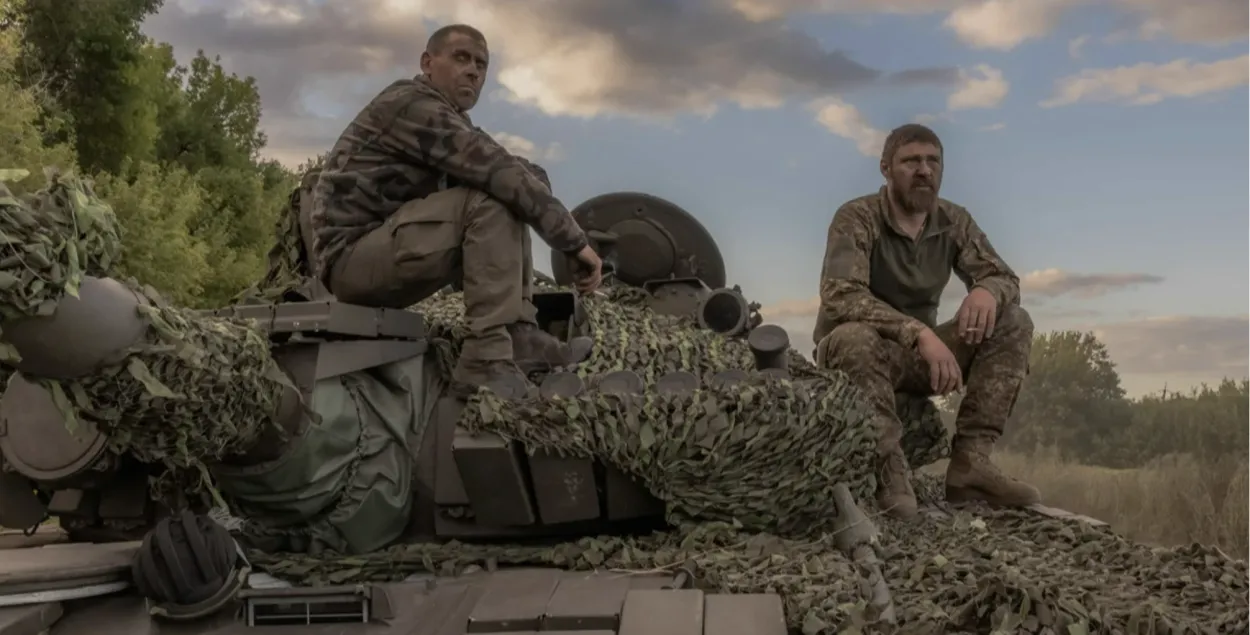 Украінскія вайскоўцы на танку Т-72 у Сумскай вобласці недалёка ад мяжы з Расіяй, 12 жніўня 2024 года.
