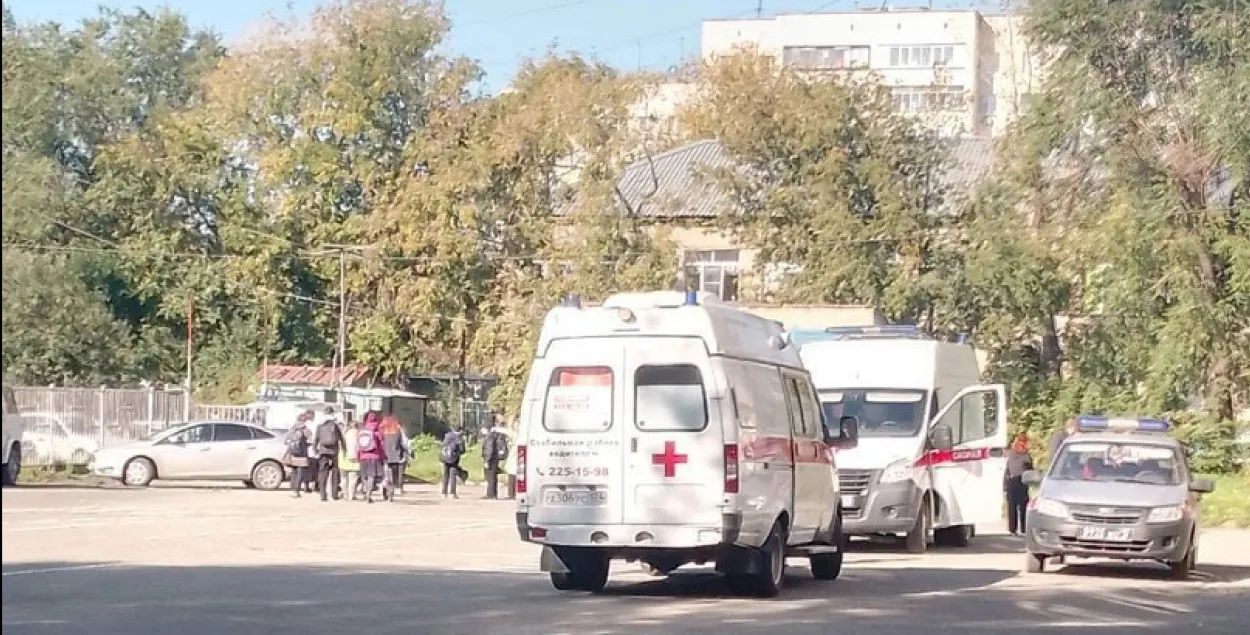 Машины скорой помощи у школы в Челябинске&nbsp;
