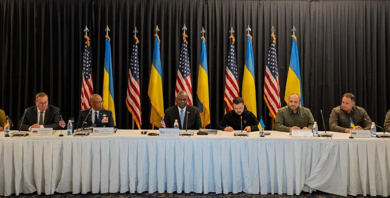 На "Рамштайн" у Германію прыехаў украінскі прэзідэнт Уладзімір Зяленскі
