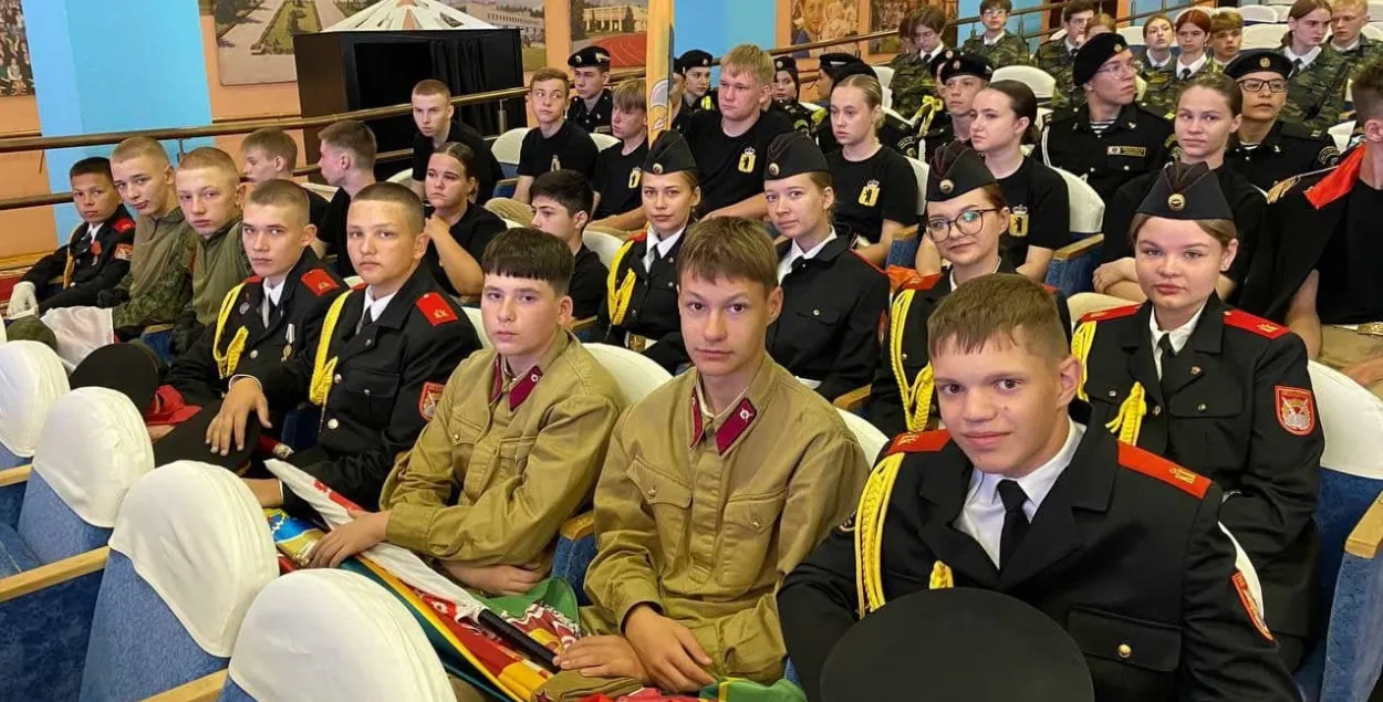 Уніформа чырвонаармейцаў у школе ўжо ёсць
