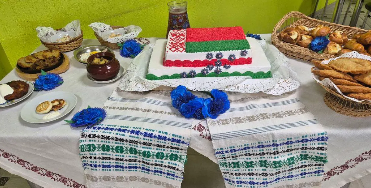 Працаўнікі прадпрыемства не пабаяліся з'есці чырвона-зялёны сцяг
