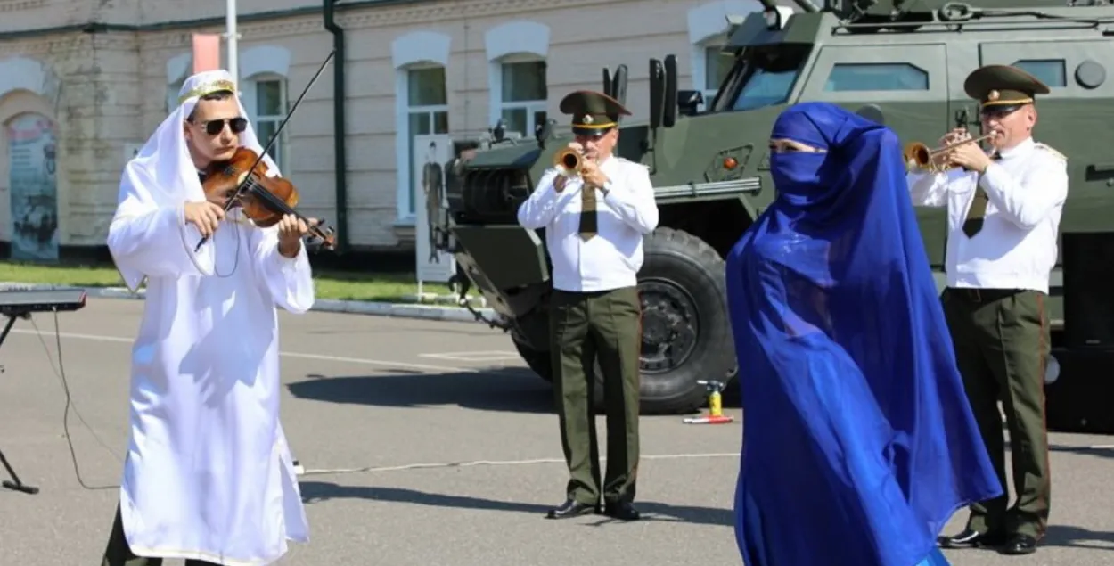 Выступают слонимские гвардейцы

