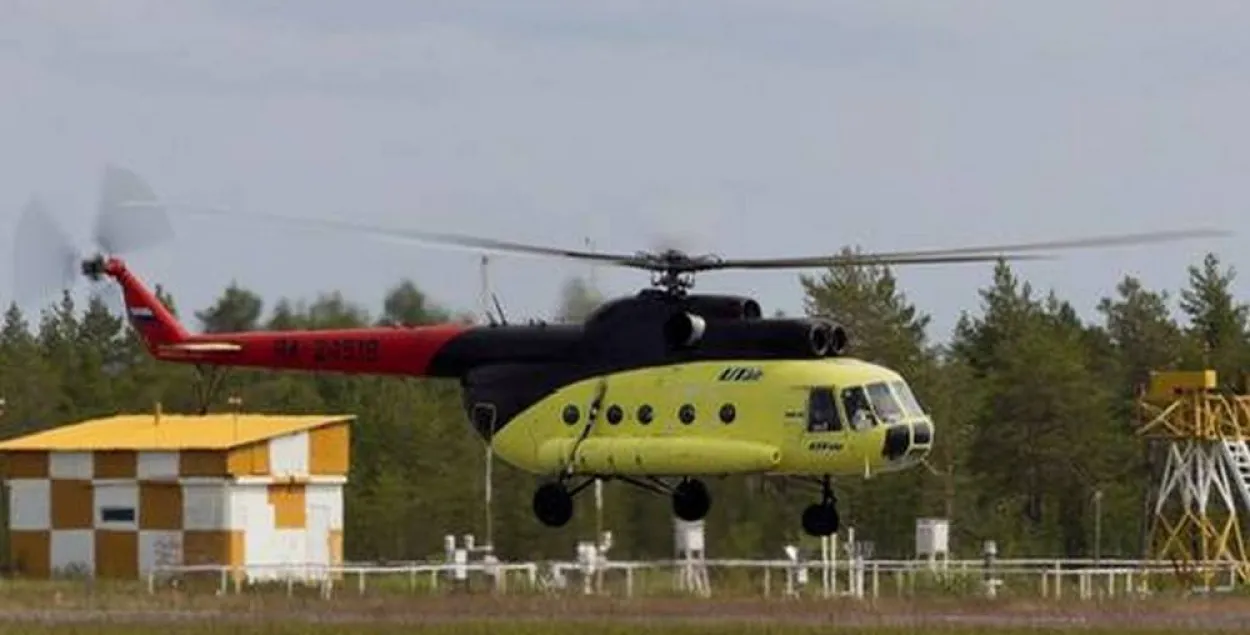 Вертолет в аэропорту российского Ноябрьска&nbsp;
