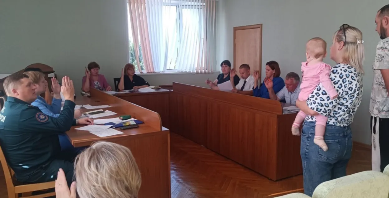 Галасаванне ўдзельнікаў савета ў прысутнасці сям'і
