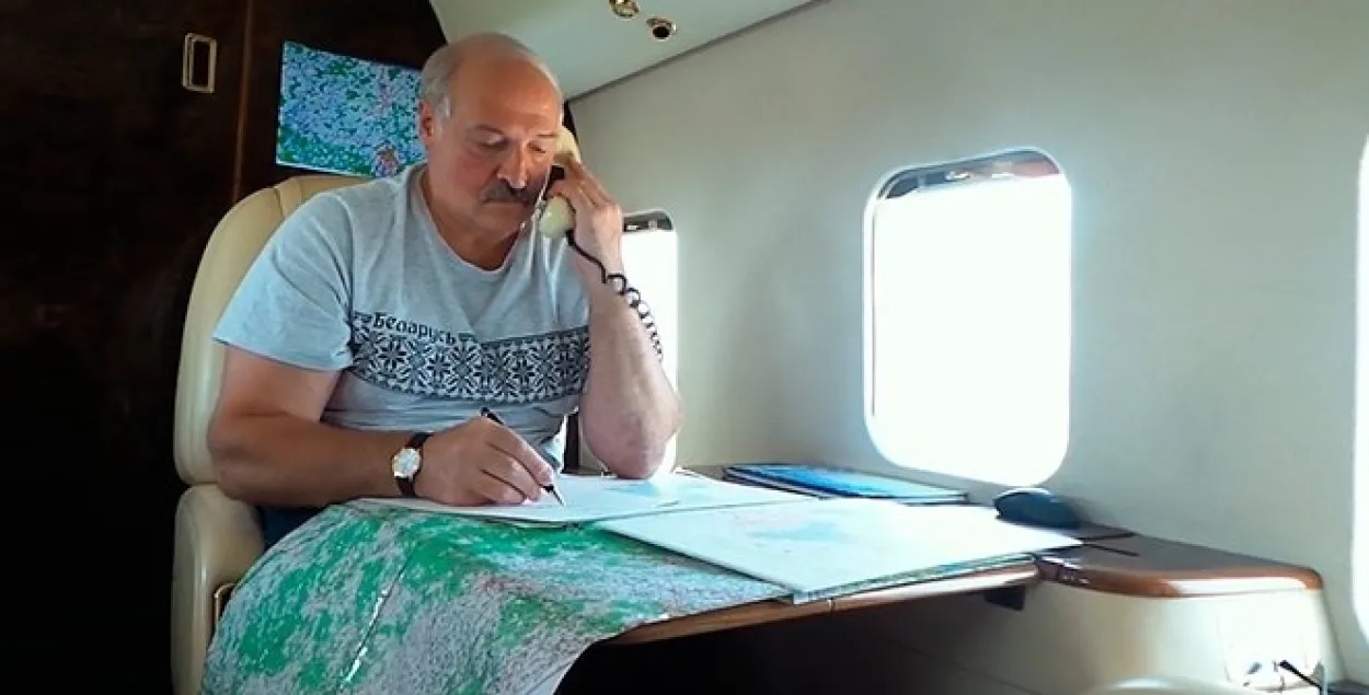 Лукашенко разговаривает по телефону в вертолете
