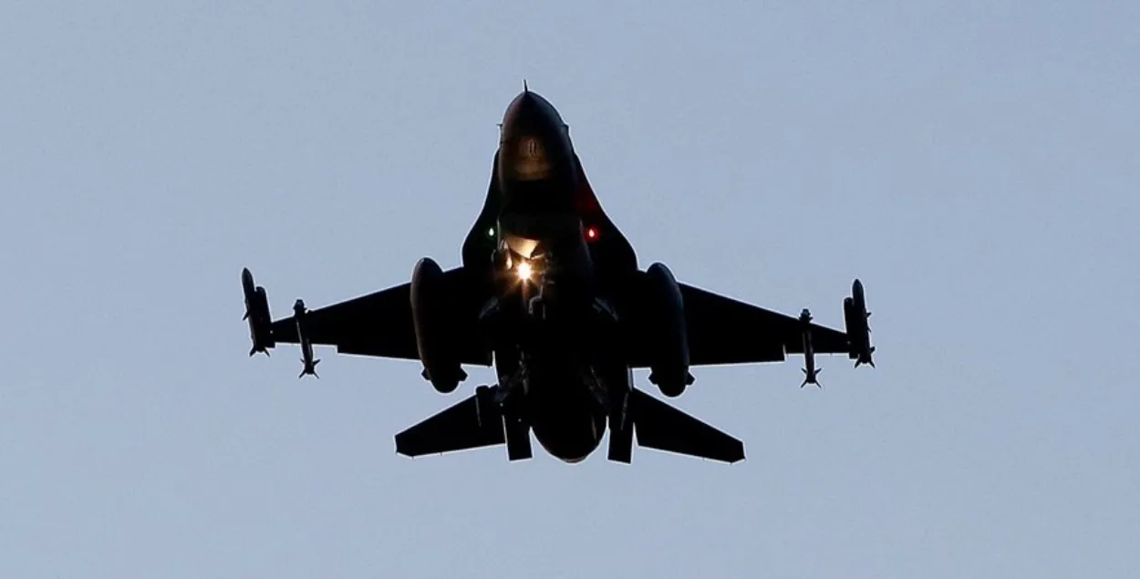 Знішчальнік-бамбавальнік F-16, ілюстрацыйнае фота
