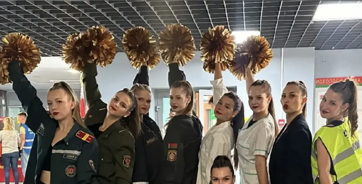 Дзяўчаты ў форме сілавікоў
