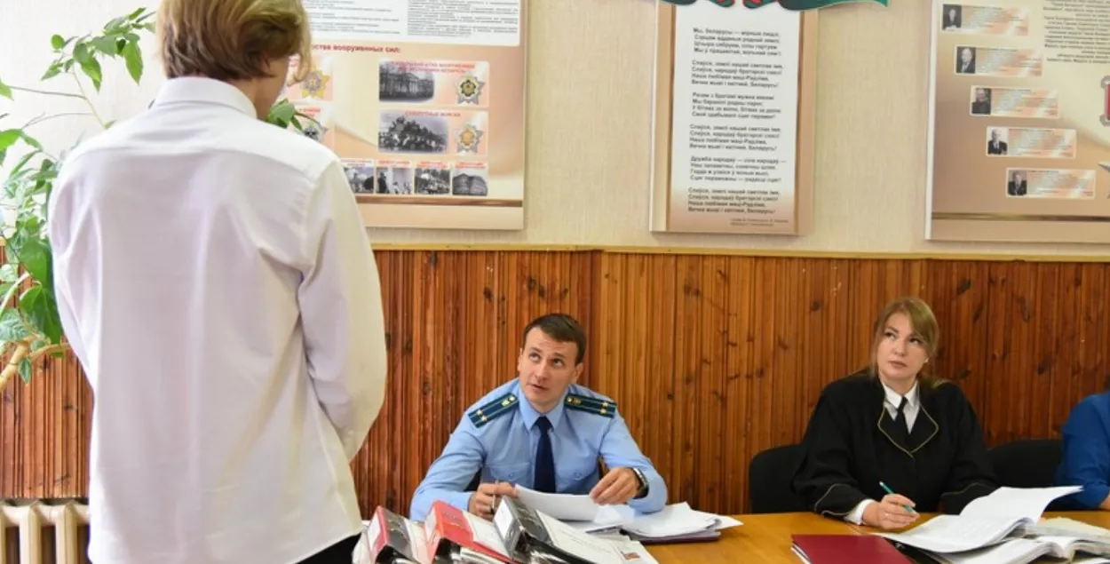 Хлопца паказальна судзілі ў ваенкамаце
