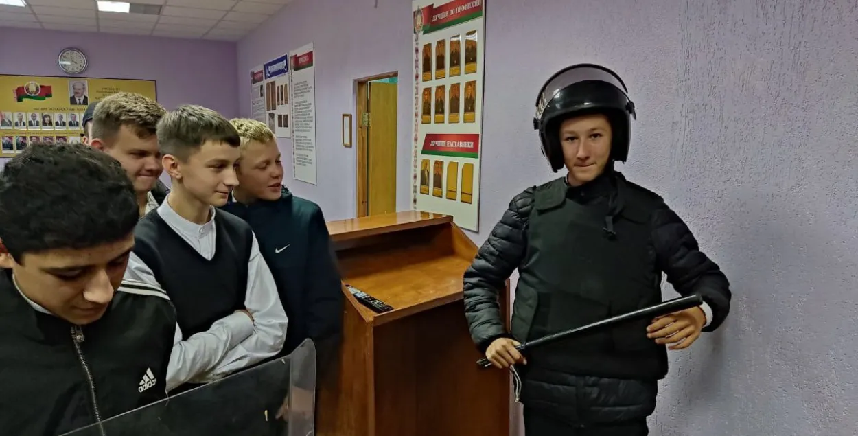 Детям показывали оружие и экипировку
