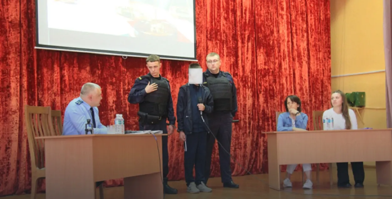 Міліцыянеры прывезлі падлетка на сход у каледж і далі мікрафон
