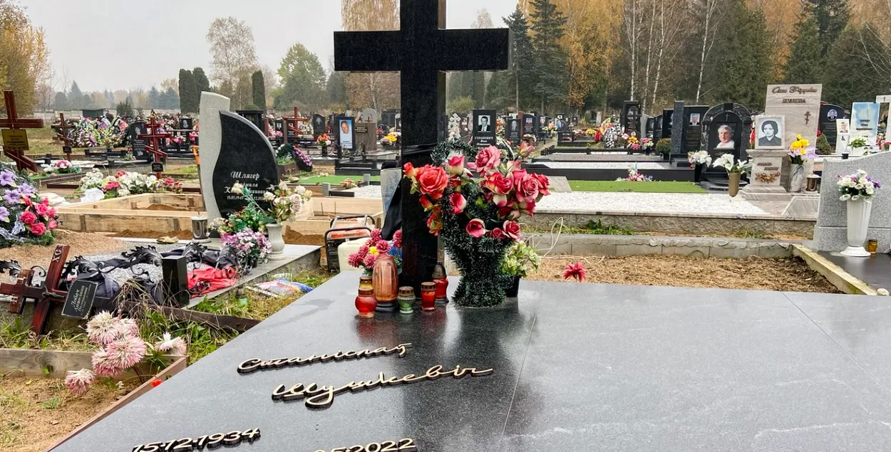 Помнік на магіле Станіслава Шушкевіча
