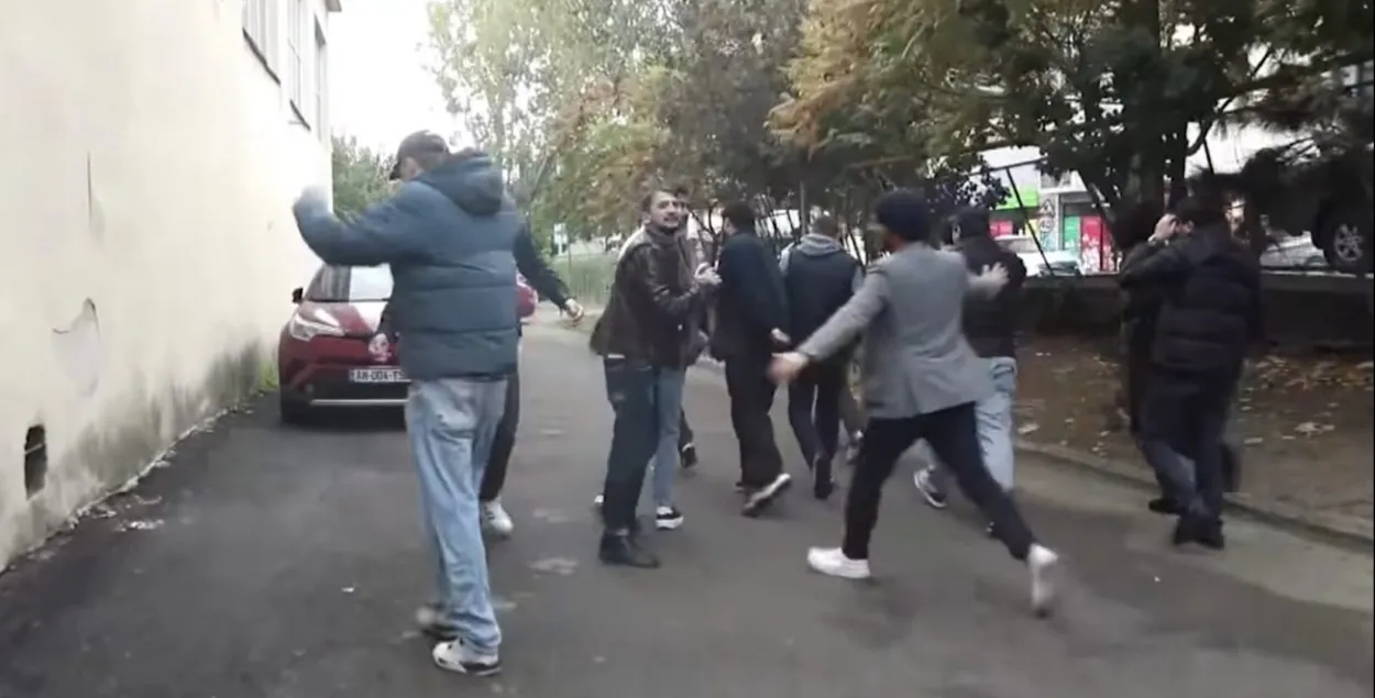 Бойка каля ўчастка для галасавання
