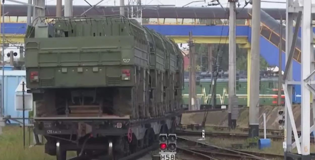 Грузовой состав с военной техникой, иллюстративное фото
