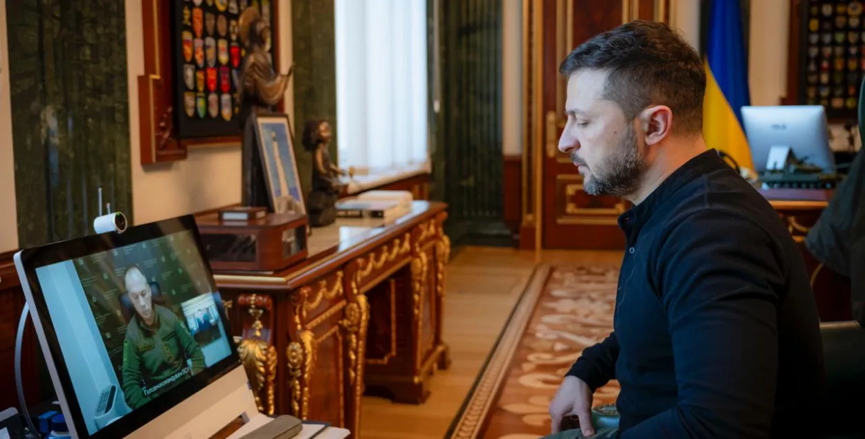 Уладзімір Зяленскі атрымлівае справаздачу ад Аляксандра Сырскага
