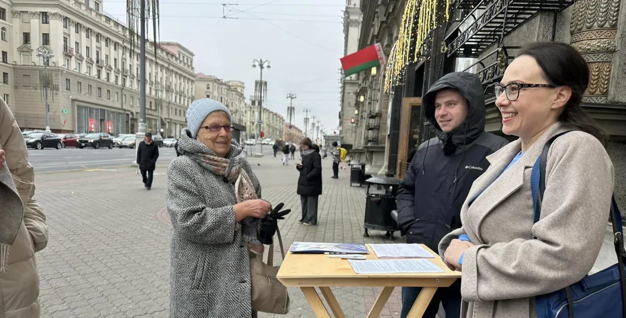 Анна Канопацкая собирает подписи
