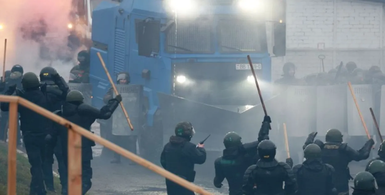 Міліцыянты вучацца задушваць бунт у калоніі
